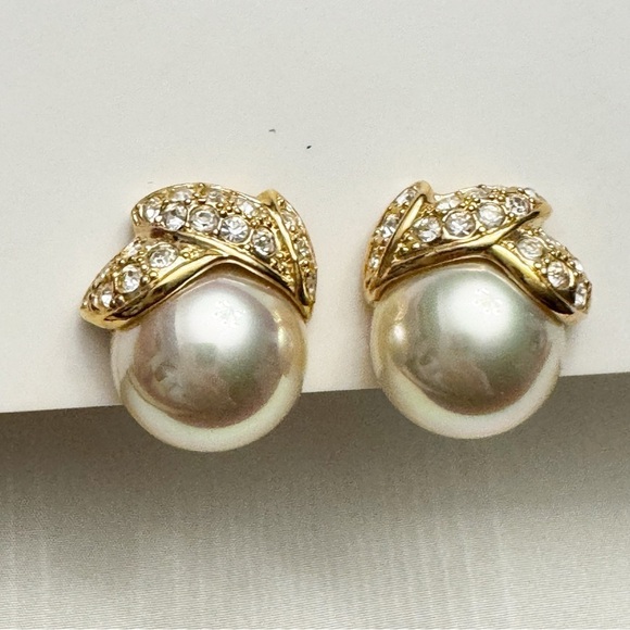 Pair of Vintage Roman Golden Faux Pearl Clip On Earrings - Picture 1 of 13